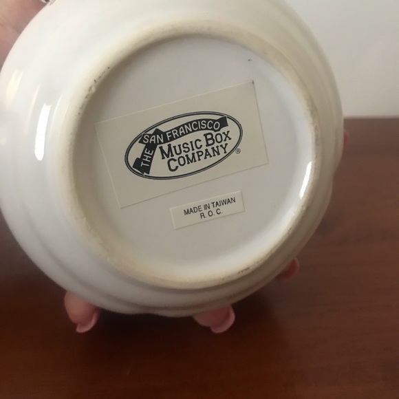 San Francisco Music Box Company Floral Music Box - Picture 4 of 5